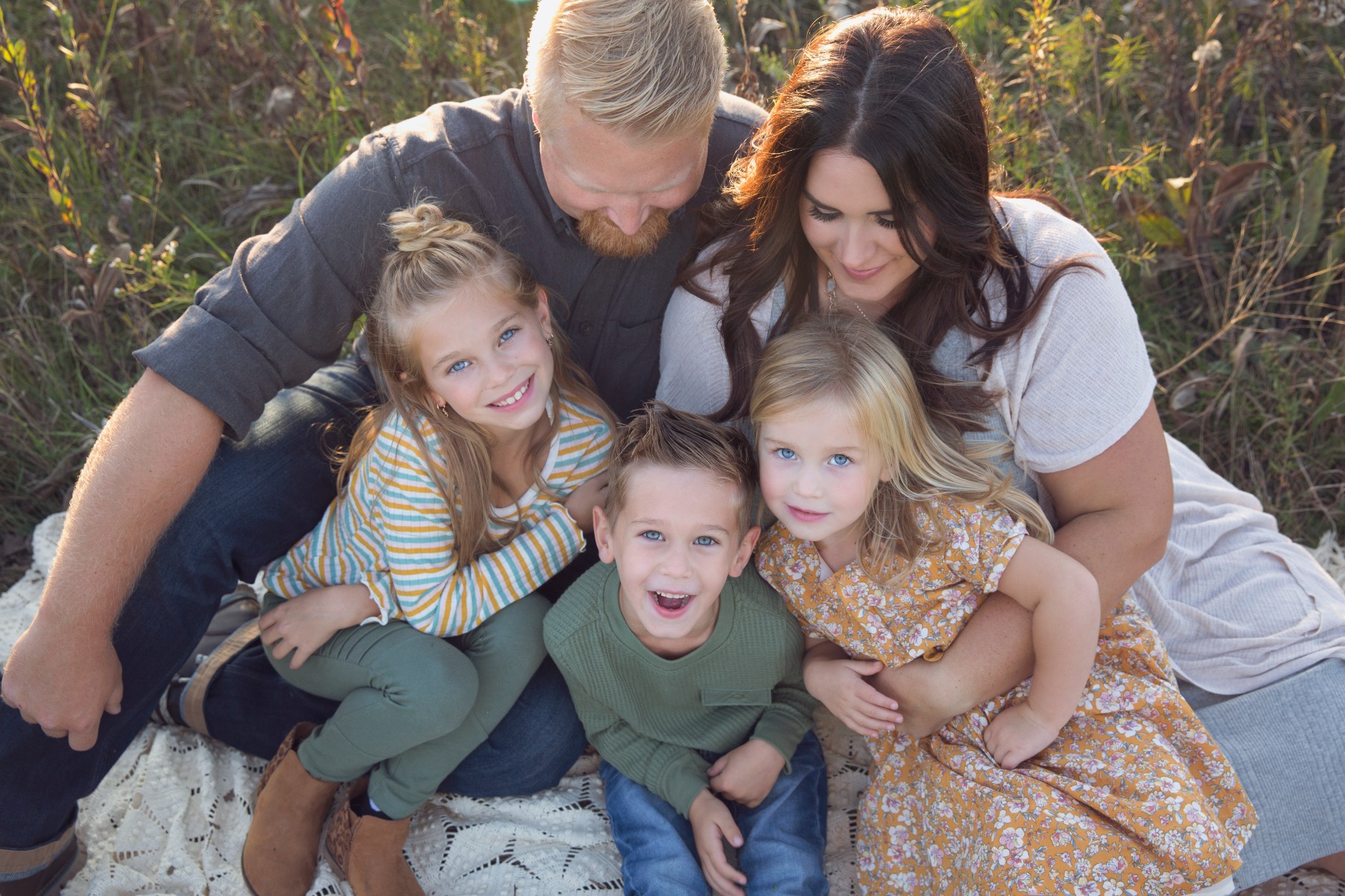 family of 5 snuggle together